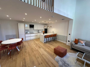 Modern House in Gated Compound, London